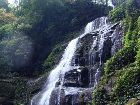 雅安> 千层岩瀑布  景点地址 雅安 开放时间 暂无 门票价格 暂无 景点